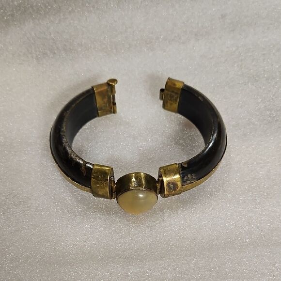VINTAGE BONE & ONYX HINGED CUFF BANGLE BRACELET BRASS ACCENTS - Picture 2 of 3